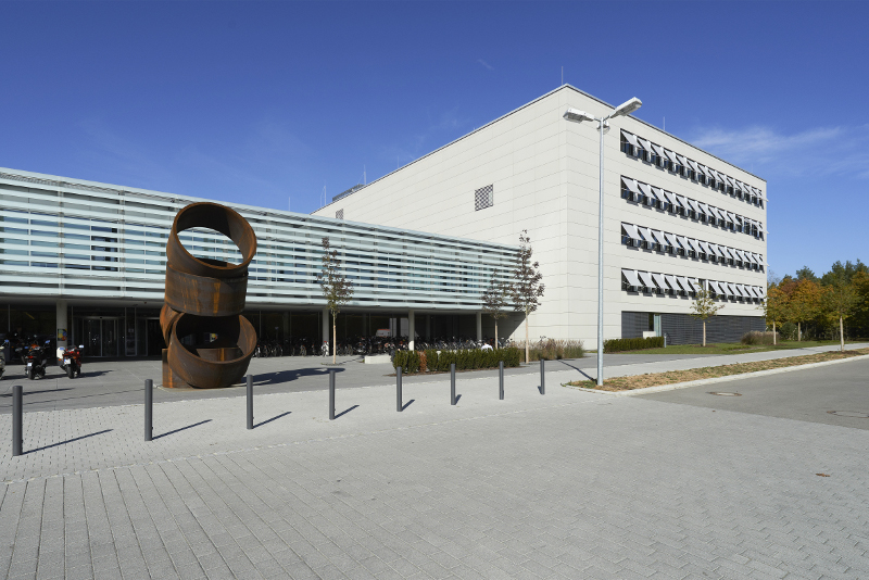 Das Felix-Klein-Gebäude auf dem Südgelände der FAU beherbergt das Department Mathematik. (Bild: FAU/David Hartfiel) entrance of mathematics department of FAU
